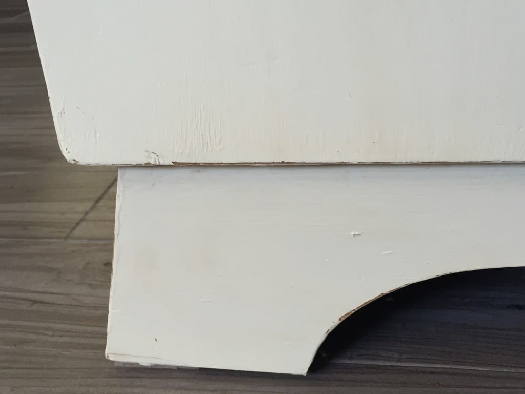 A close up of the bottom of the chest.